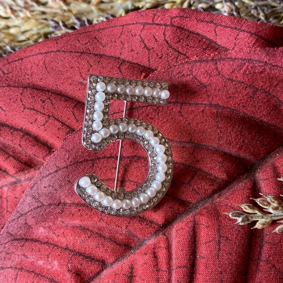 Beautiful #5 pearls crystals silver plated Brooch - Picture 2 of 5